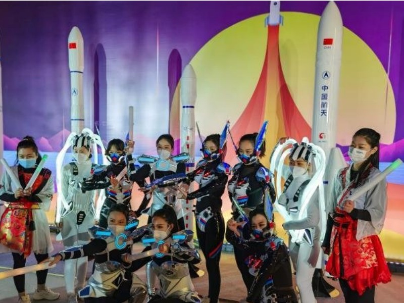 河北保定“元宇宙游園會(huì)”迎新 市民感受“時(shí)空跨越”